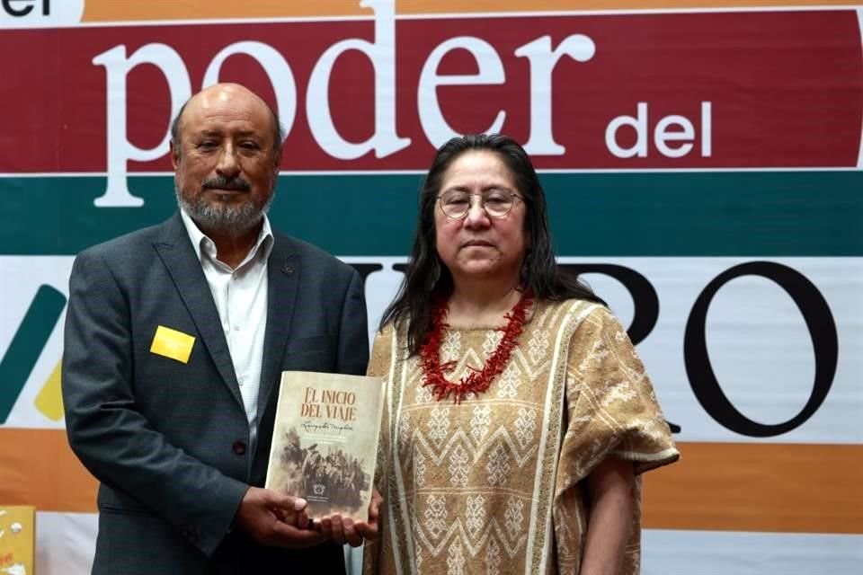 El investigador Francisco Javier Beltrán y la filóloga Cynthia Ramírez, quien realizó las traducciones de los poemas de Langston Hughes.