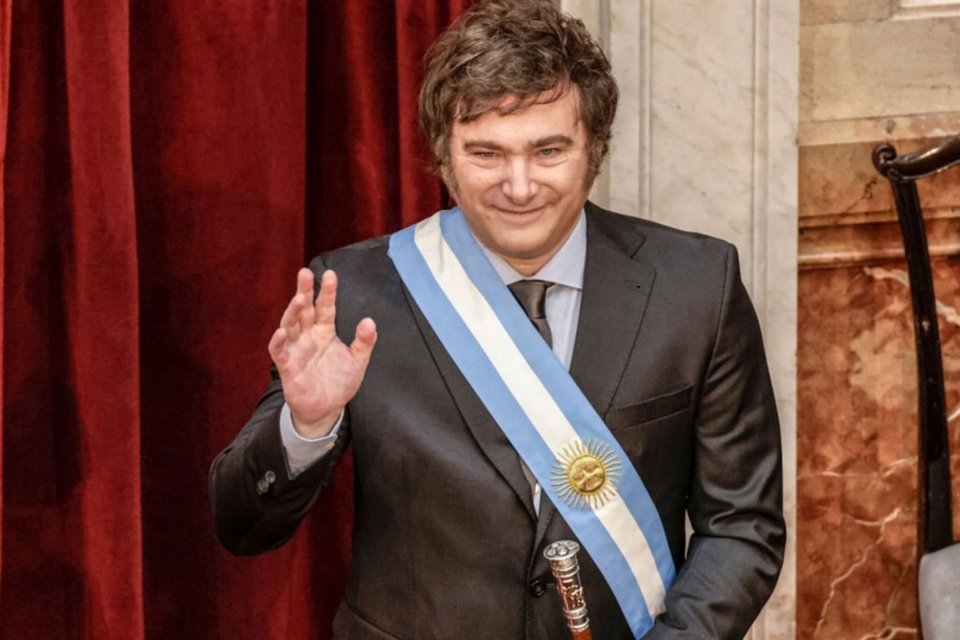 Javier Milei, Presidente de Argentina, rompió con la tradición y grabó imágenes de los perros en su bastón presidencial.