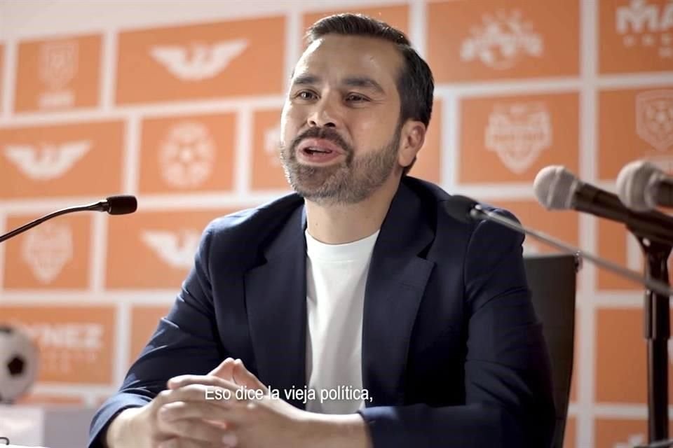 El abanderado de MC simula ser un técnico de futbol y niega que el resultado de la contienda esté definido.