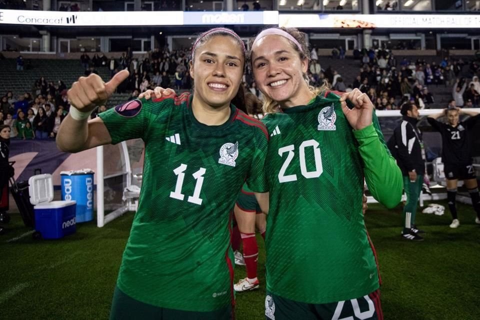 Imagen de las dos goleadoras de la noche: Lizbeth Ovalle y Mayra Pelayo.