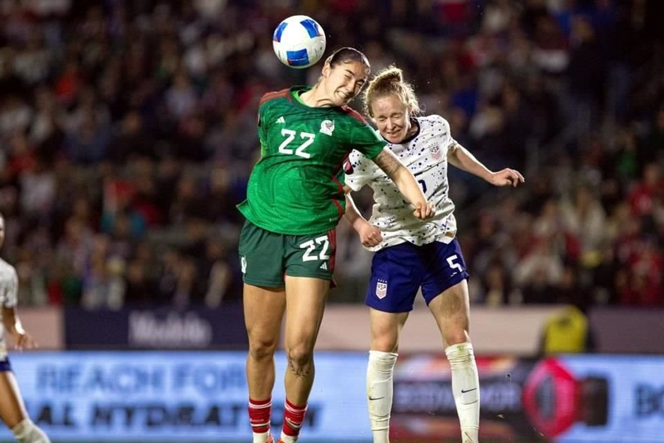 Diana Ordóñez salta para disputar la redonda con Becky Sauerbrunn.