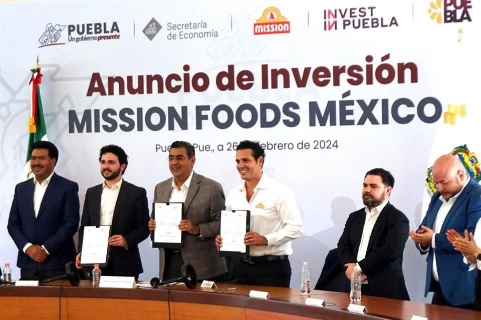 Al centro el Gobernador de Puebla, Sergio Salomón Céspedes Peregrina, y el Director de Mission Foods México, Nader Badii González, durante el anuncio de la inversión de Gruma.