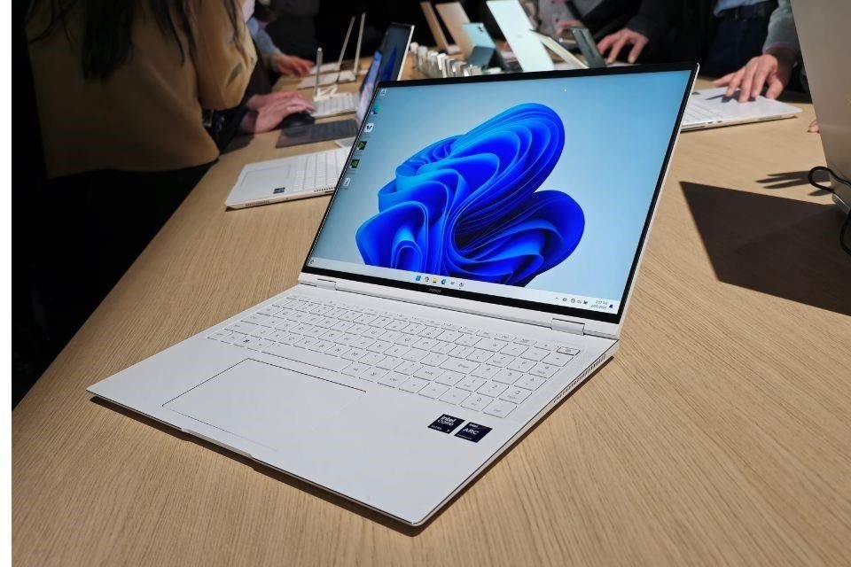 Honor MagicBook Pro 16 estrena el procesador Intel Core Ultra 7 y gráficos Nvidia RTX 4060 para sumarse a la ola de la IA aplicada.