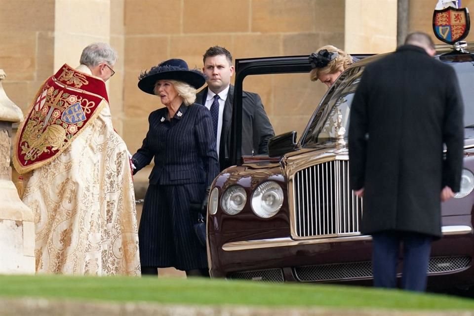 Casi al instante, también se vio llegar a la Reina Camila, sin la compañía del Rey Carlos III, para liderar a la realeza británica en el evento.