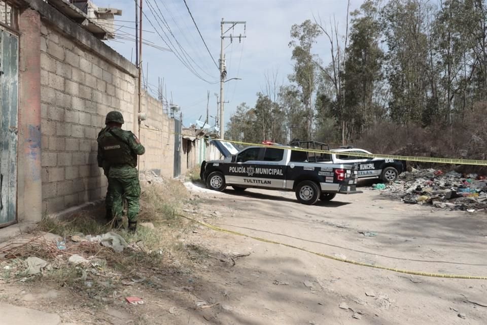 Policías municipales y paramédicos acudieron al sitio, pero sólo confirmaron que tenía varias horas sin vida.