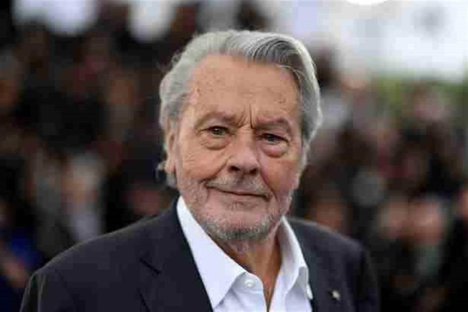 A finales de enero, Alain Delon fue puesto bajo protección judicial en medio de un conflicto entre sus tres hijos por su seguimiento médico.