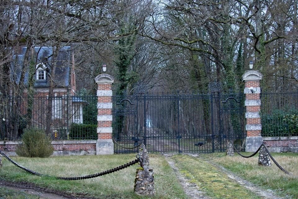 El allanamiento tuvo lugar el jueves en su casa en Douchy-Montcorbon, a unos 115 kilómetros al suroeste de París, tras un señalamiento del juez de tutela el 8 de febrero.