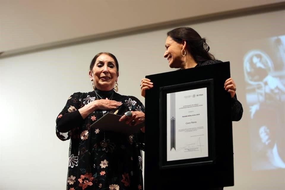 En 2018, la maestra de generaciones de bailarines recibió la Medalla Bellas Artes por su trayectoria; en la imagen con la exdirectora del INBAL, Lidia Camacho.