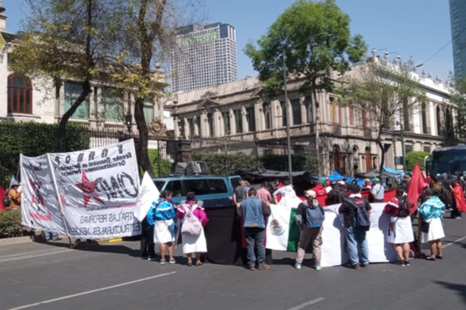 Manifestantes que exigen esclarecer la desaparición de los 43 normalistas de Ayotzinapa lanzaron petardos contra las oficinas de Segob en CDMX.