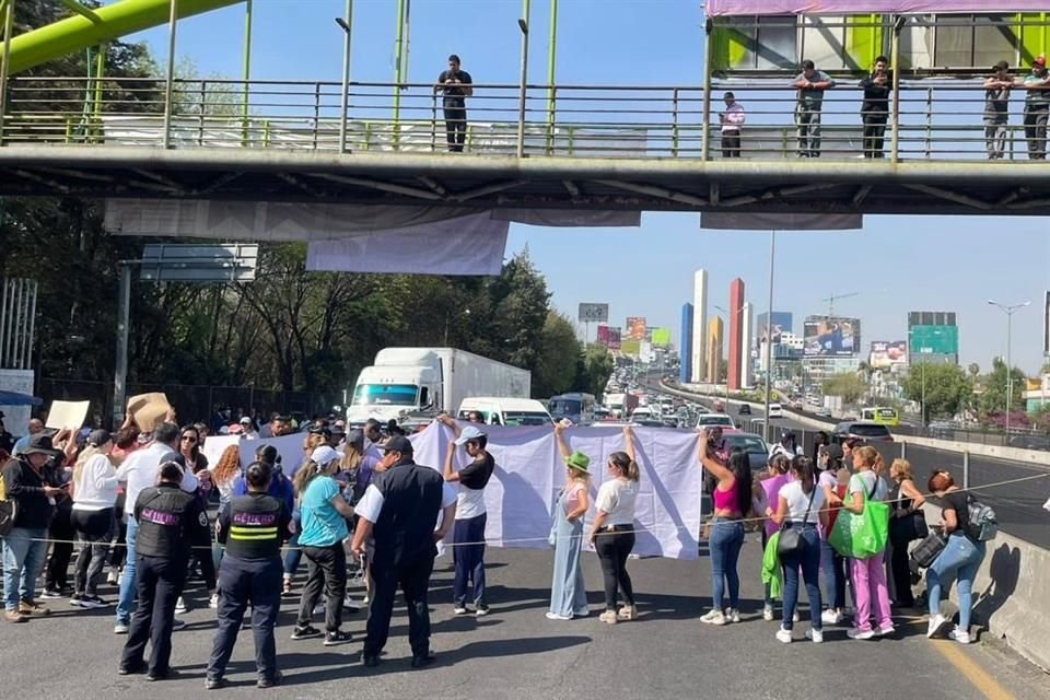 Los manifestantes bloquean los carriles de periférico, a un costado de Parque Naucalli, en dirección a la Ciudad de México.