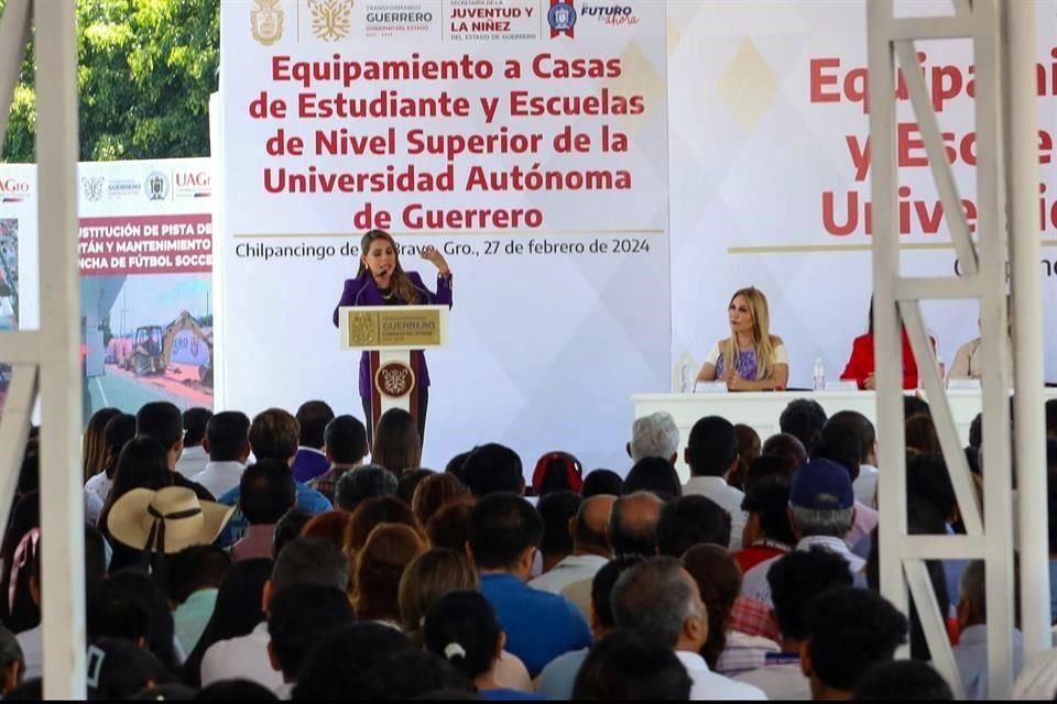 Cientos de estudiantes de preparatoria fueron acarreados a la inauguración de la pista.