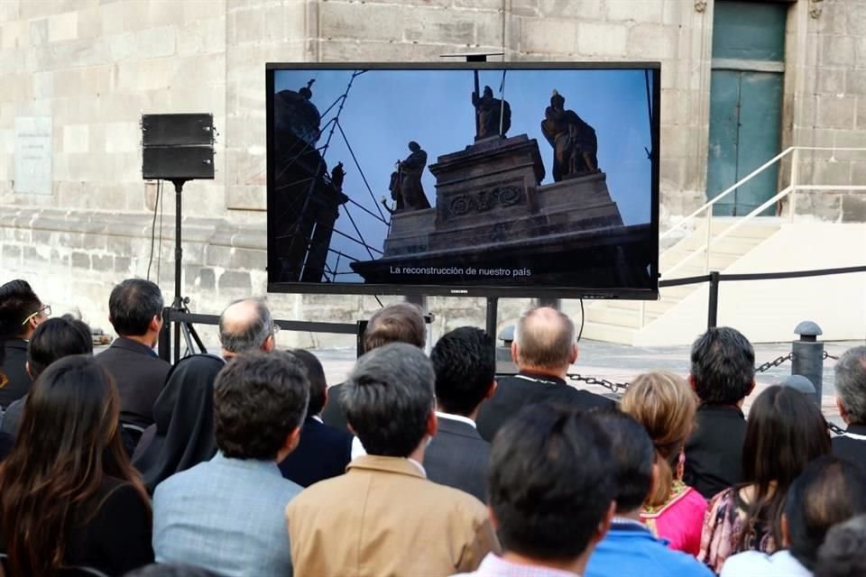 La develación de las esculturas fue seguida a detalle a través de una pantalla.