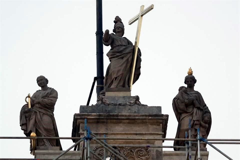 Las esculturas 'Esperanza', 'Fe' y 'Caridad' ya se encuentran de nuevo en la cúspide del recinto. La primera estrena rostro, que no corresponde con la obra original, lo cual ha generado críticas.