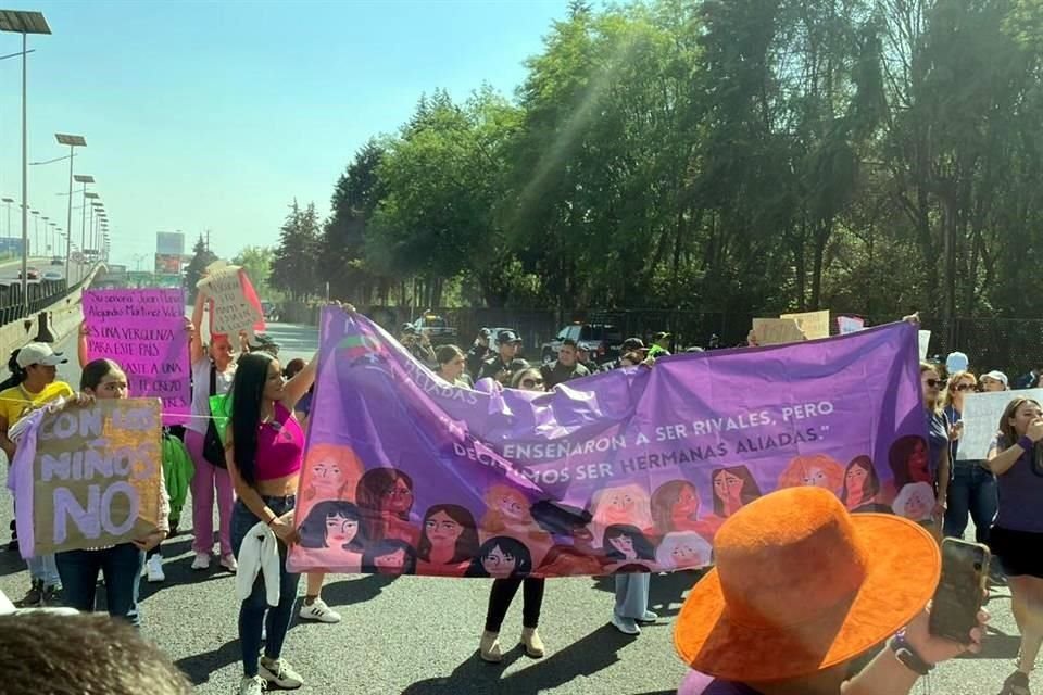 Poco después de las 15:00 horas, familiares y colectivos se movilizaron en Periférico Norte.