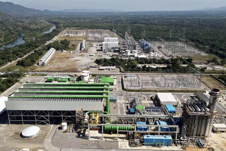 Andrés Manuel López Obrador, Presidente mexicano, preside Nacionalización de 13 centrales de energía eléctrica en la Central de Ciclo Combinado Tamazunchale II.