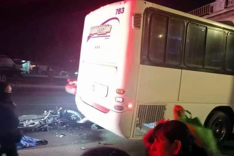 El motociclista falleció en el sitio tras chocar con un autobús.