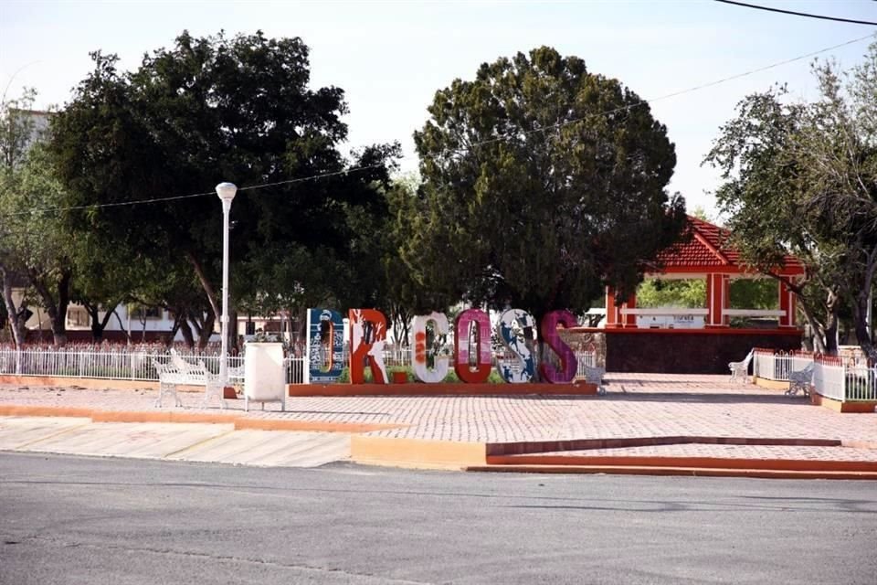 Edificios municipales, ambulancias y unidades de la policía local fueron rafagueados y quemados por hombres armados generando histeria entre los ciudadanos.