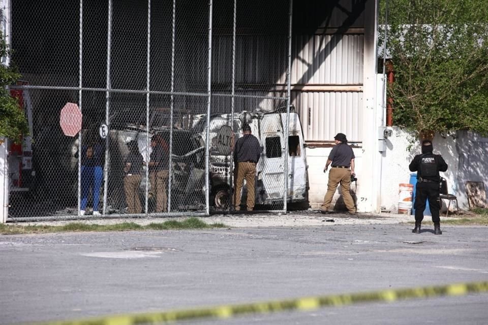 Edificios municipales, ambulancias y unidades de la policía local fueron rafagueados y quemados por hombres armados generando histeria entre los ciudadanos.