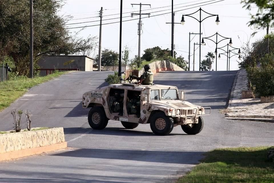 Edificios municipales, ambulancias y unidades de la policía local fueron rafagueados y quemados por hombres armados generando histeria entre los ciudadanos.