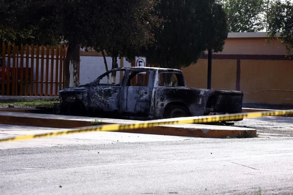 Delincuentes incendiaron vehículos.