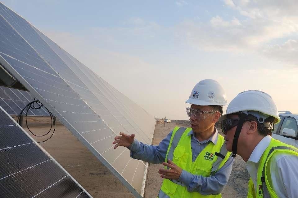 Personal informa sobre el proyecto de energía solar fotovoltaica Al Shuaibah, iniciado por una empresa china en Arabia Saudí, la mayor central de energía solar del mundo actualmente en construcción.