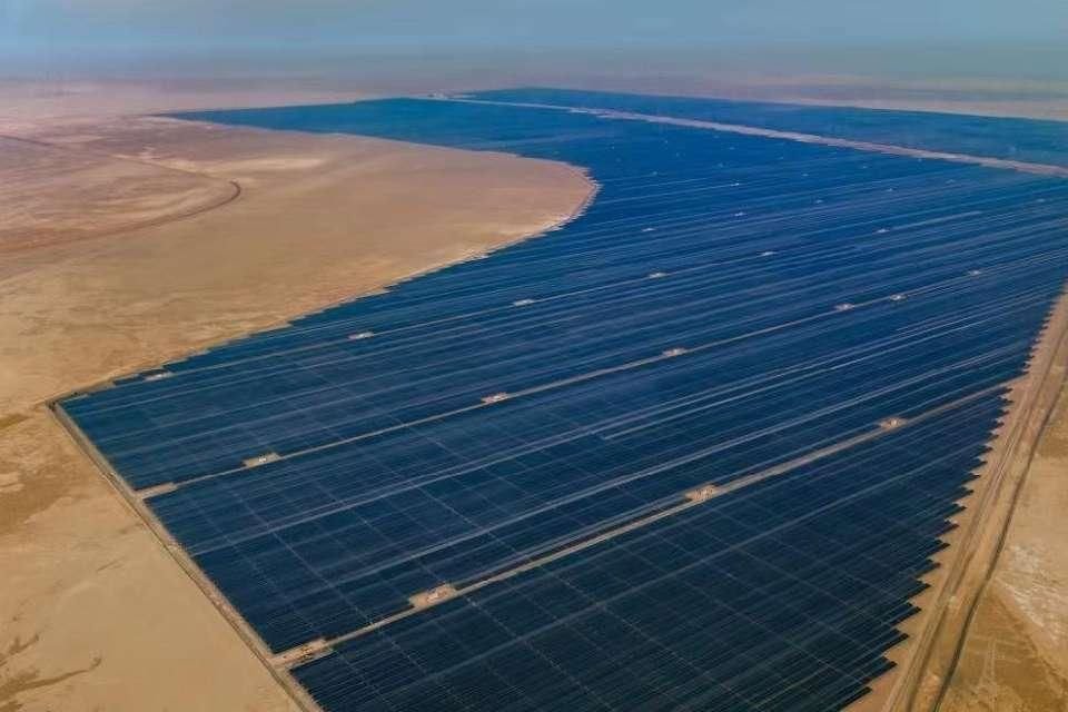 Foto del proyecto solar Al Dhafra PV2 en Abu Dabi, Emiratos Árabes Unidos. 