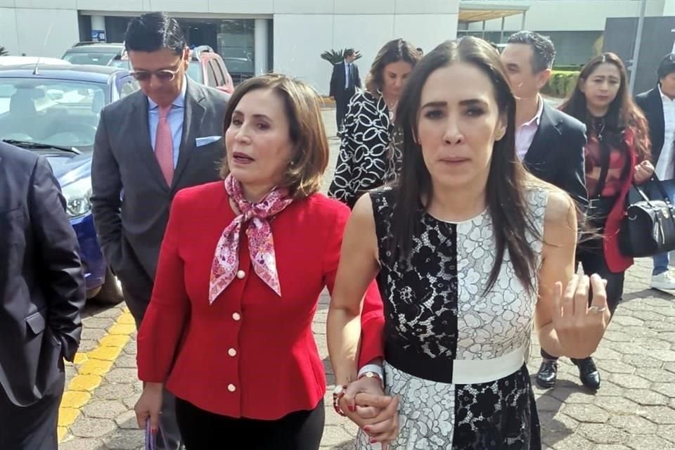 Un juez amparó a Rosario Robles contra su detención por delincuencia organizada y lavado en el caso de la Estafa Maestra. En la imagen con su hija Mariana Moguel.