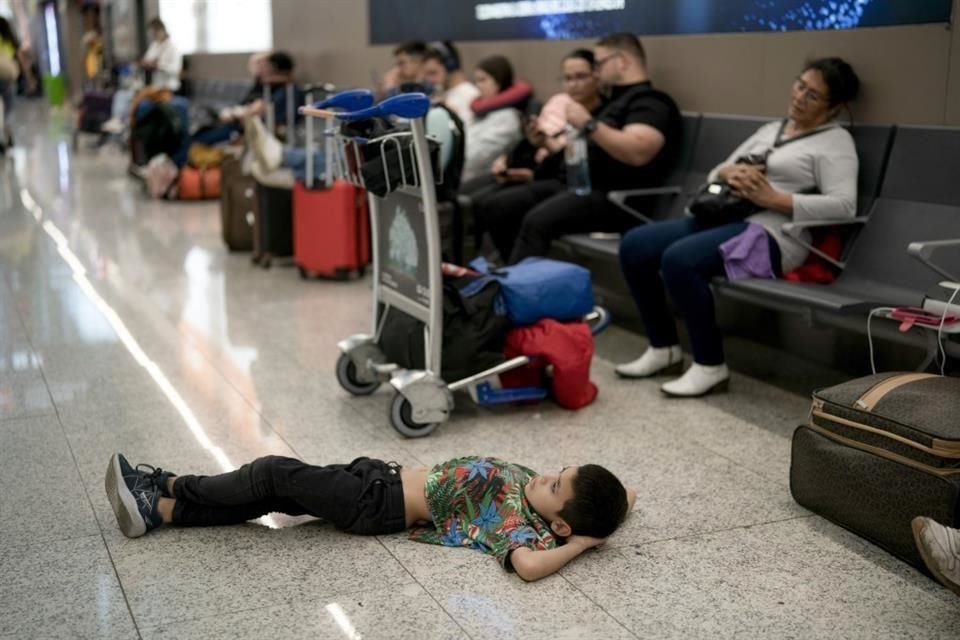 Un niño descansa en el aeropuerto de Ezeiza después de que su vuelo fuera suspendido en Buenos Aires, Argentina.