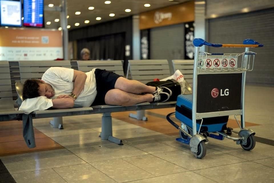 Los trabajadores del aeropuerto y de las aerolíneas, así como los pilotos, están realizando una huelga de 24 horas para exigir salarios más altos.