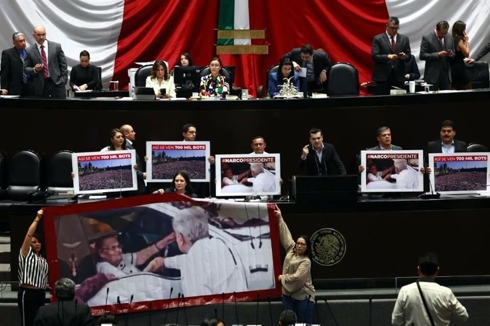 Diputados de Oposición mostraron una lona con la imagen de AMLO saludando a la mamá de 'El Chapo'.