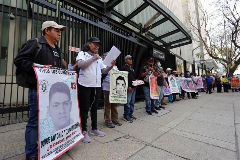 Familiares de los 43 normalistas desaparecidos protestaron frente al Senado.