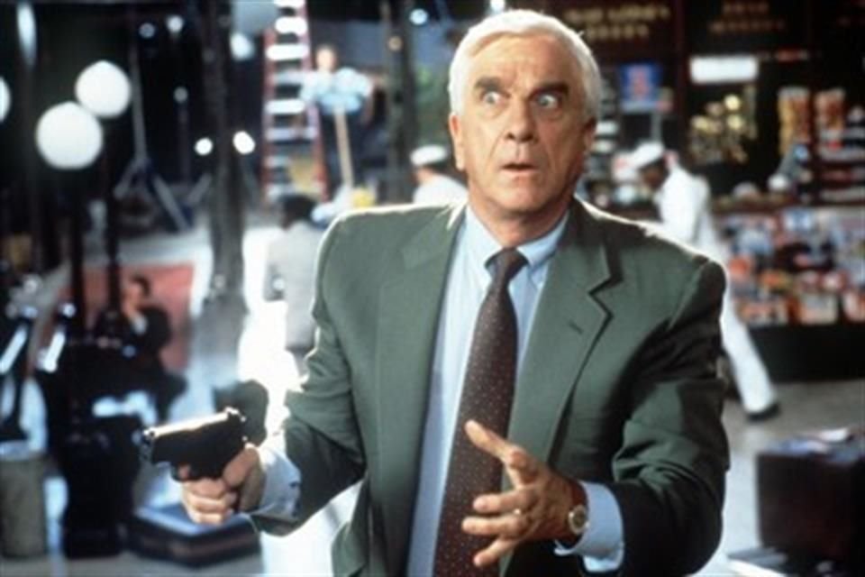 Leslie Nielsen anteriormente había interpretado al policía.