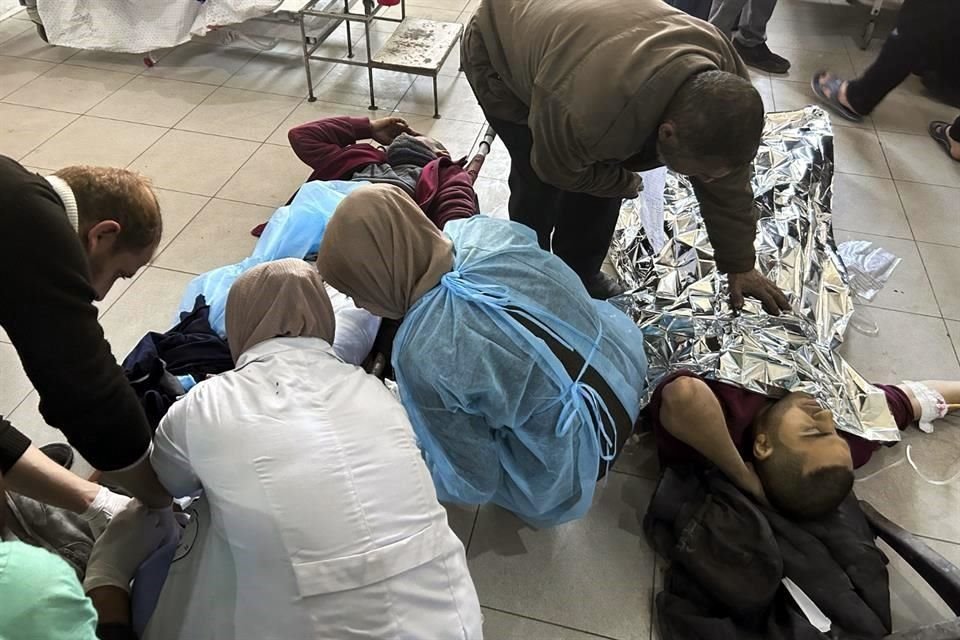 Los palestinos heridos en un ataque israelí mientras esperaban ayuda humanitaria en la playa de la ciudad de Gaza reciben tratamiento en el hospital Shifa.