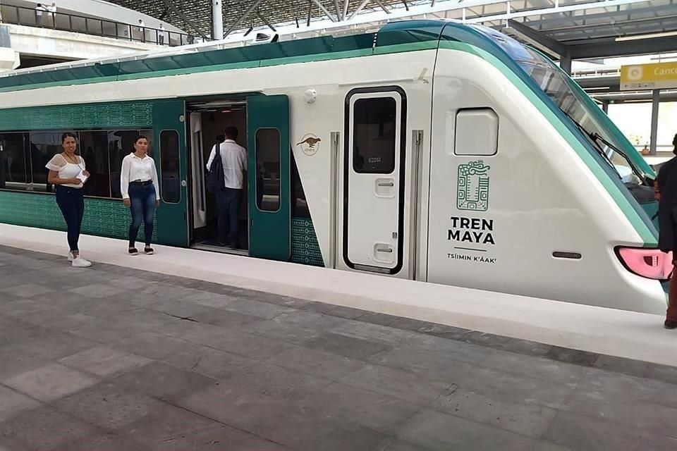 El Tren Maya que viaja de Cancún a Playa del Carmen.