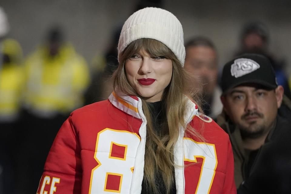 Los directivos de la NFL no quitan el dedo del renglón con sus intentos para que la cantante Taylor Swift se presente en el show de medio tiempo del Super Bowl.