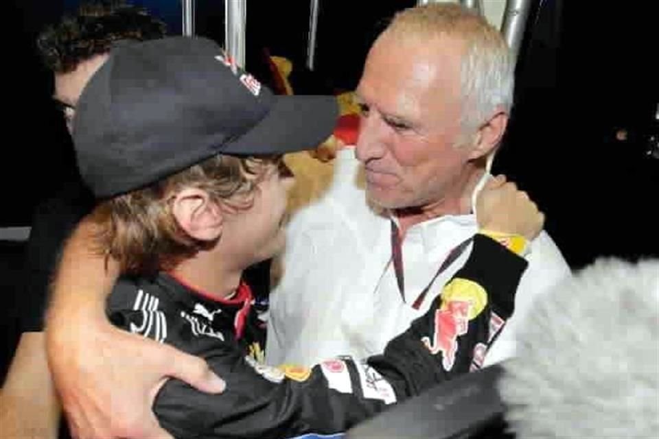 El piloto de Red Bull Sebastian Vettel y Dietrich Mateschitz, dueño de los equipos de F1 Red Bull y Toro Rosso, celebran después de que Vettel se convirtiera en Campeón Mundial de Fórmula Uno 2010.