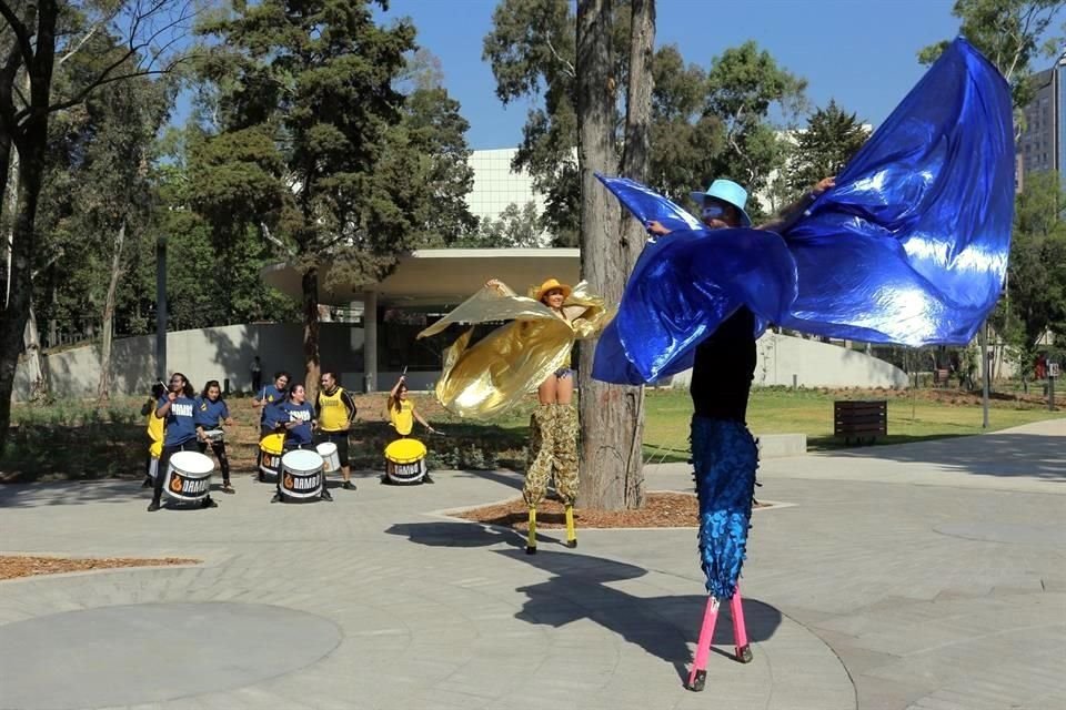 Batucada y artistas en zancos animaron el corte de listón del nuevo jardín y Pabellón escénico que se sumarán al Centro Cultural del Bosque.