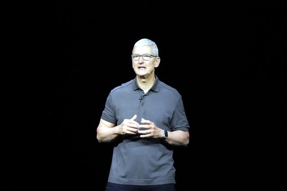 Tim Cook, CEO de Apple, fue advertido por las armadoras de que el negocio de autos podría ser un juego difícil.