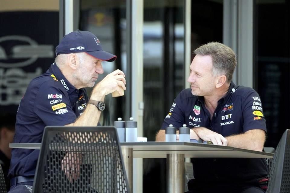 Christian Horner (der.), jefe del equipo Red Bull, junto al líder de diseño Adrian Newey.