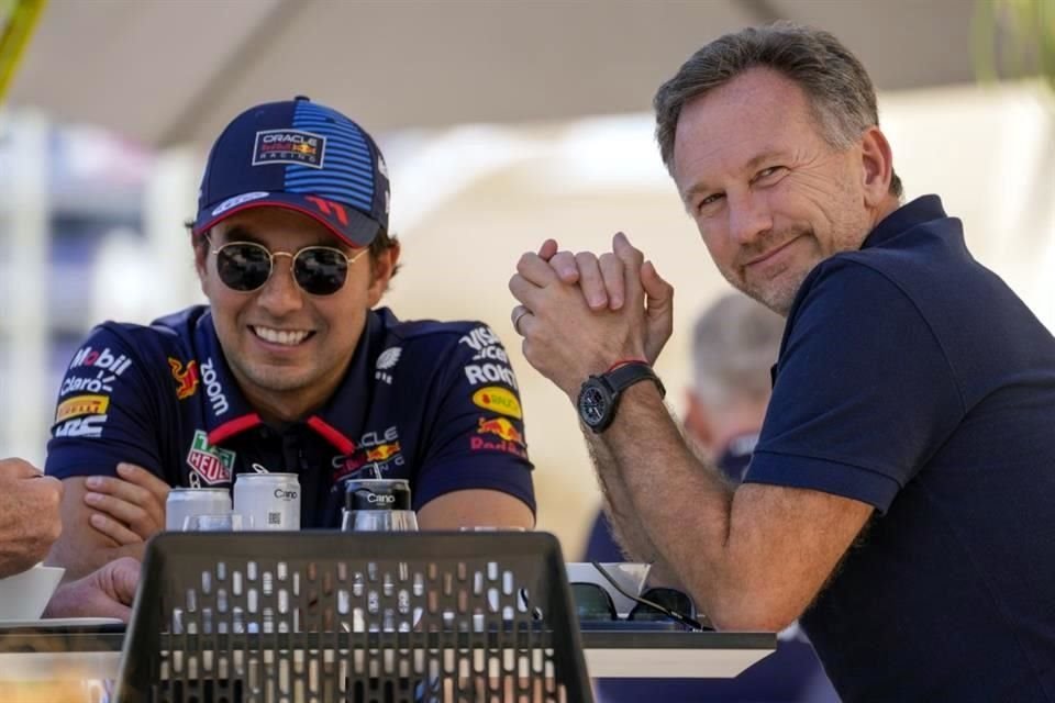 Christian Horner, director del equipo Red Bull, con el piloto mexicano Sergio Pérez.