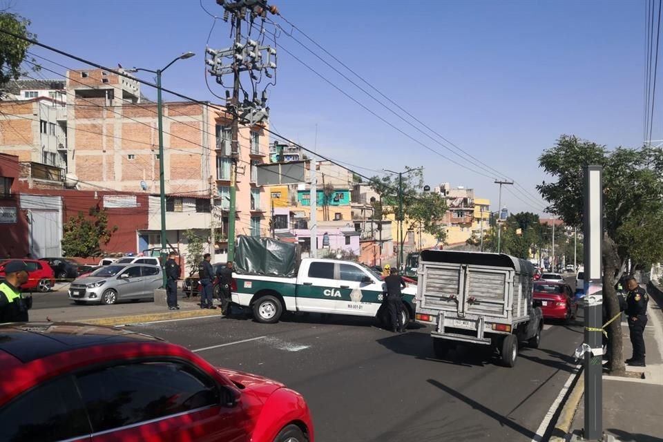 Primeros reportes señalan que el automovilista perdió en control por la curva y el descenso en bajada, y se impactó primero contra el camellón.