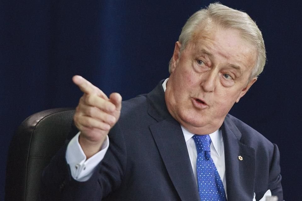 El ex Primer Ministro canadiense Brian Mulroney testifica en Ottawa el 12 de mayo del 2009.