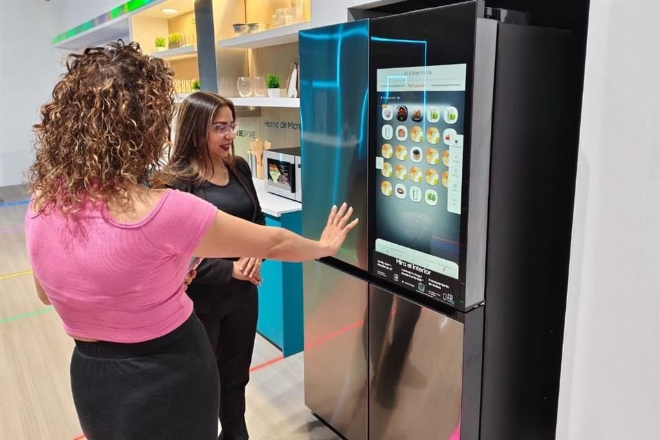 Bespoke Family Hub posee una pantalla LCD de 32 pulgadas en la que se puede ver streaming mediante Smart TV Plus.