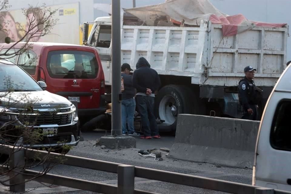 La mujer que resultó herida fue llevada al hospital, mientras que el cuerpo del fallecido quedó debajo del camión.