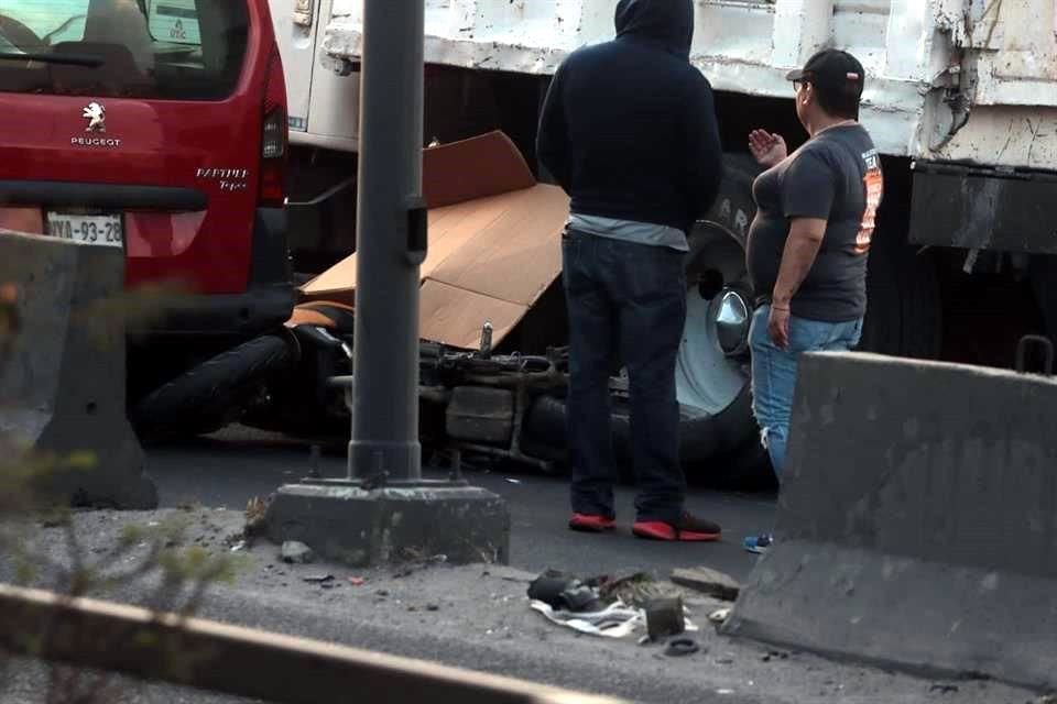 Policías detuvieron al conductor del camión de volteo.