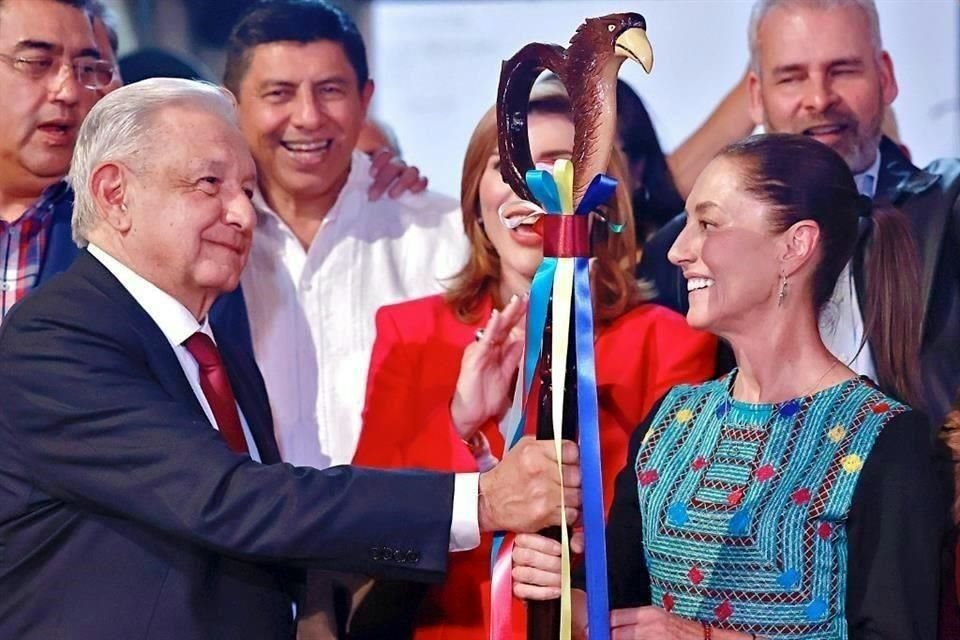 Claudia Sheinbaum recibió de manos del Presidente López Obrador el 'bastón de mando', luego de que resultara ganadora en la encuesta de Morena.