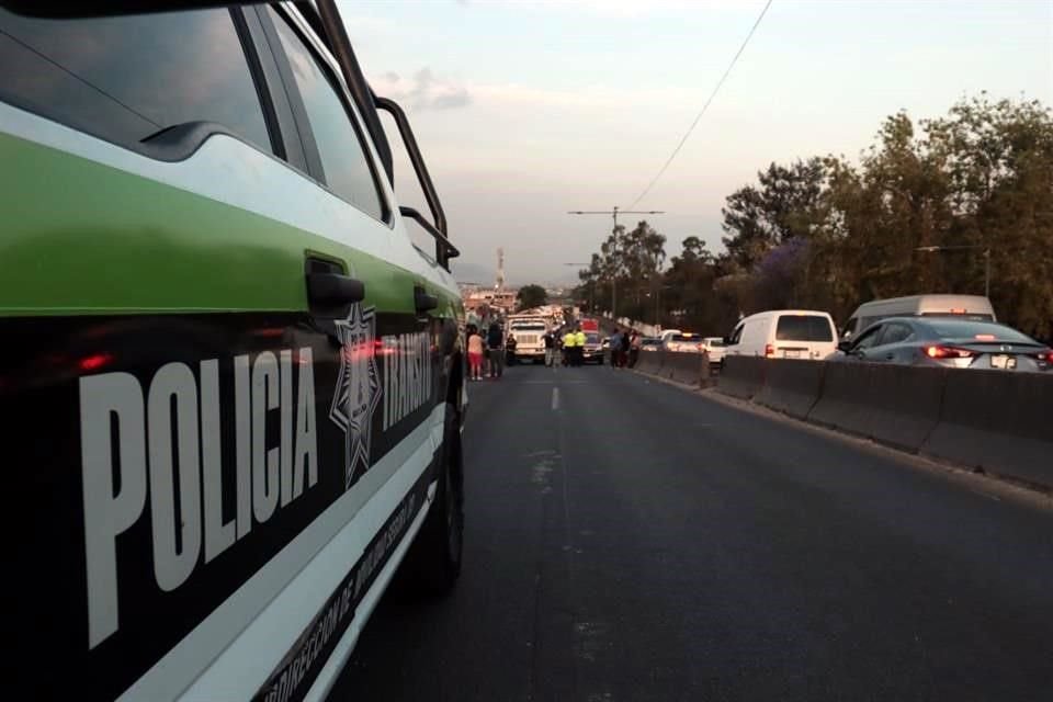 Una motocicleta quedó debajo de un camión de volteo, lo que dejó como saldo a un muerto y una mujer herida.