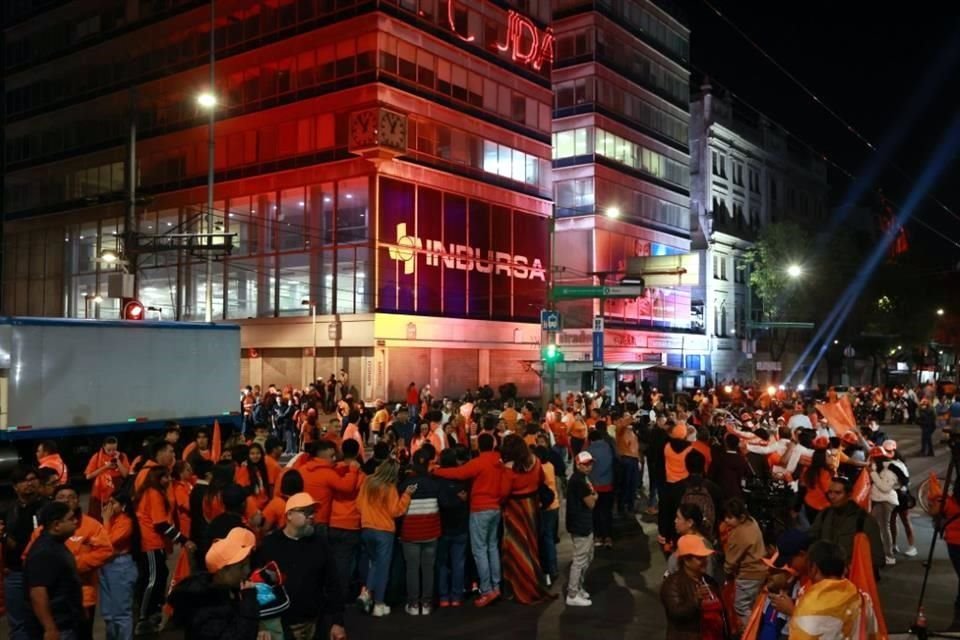 El candidato de MC congregó una oleada naranja en el cruce de Eje Central y Madero, en el Centro.