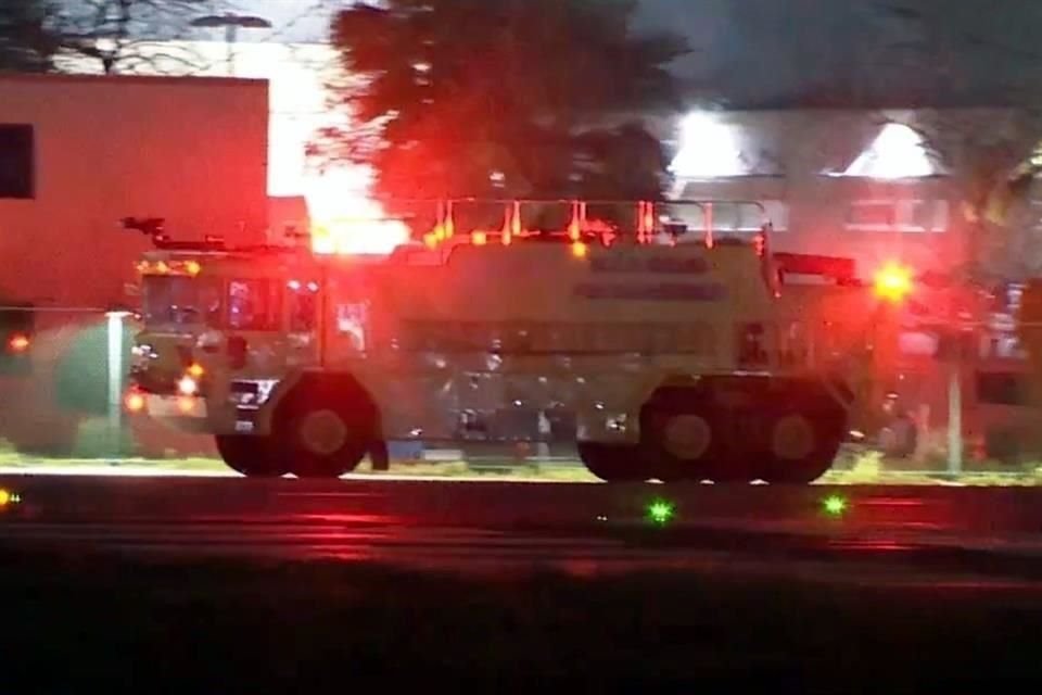 Bomberos y cuerpos de auxilio acudieron al aeropuerto al presentarse humo en la cabina en el jet privado de Karol G.