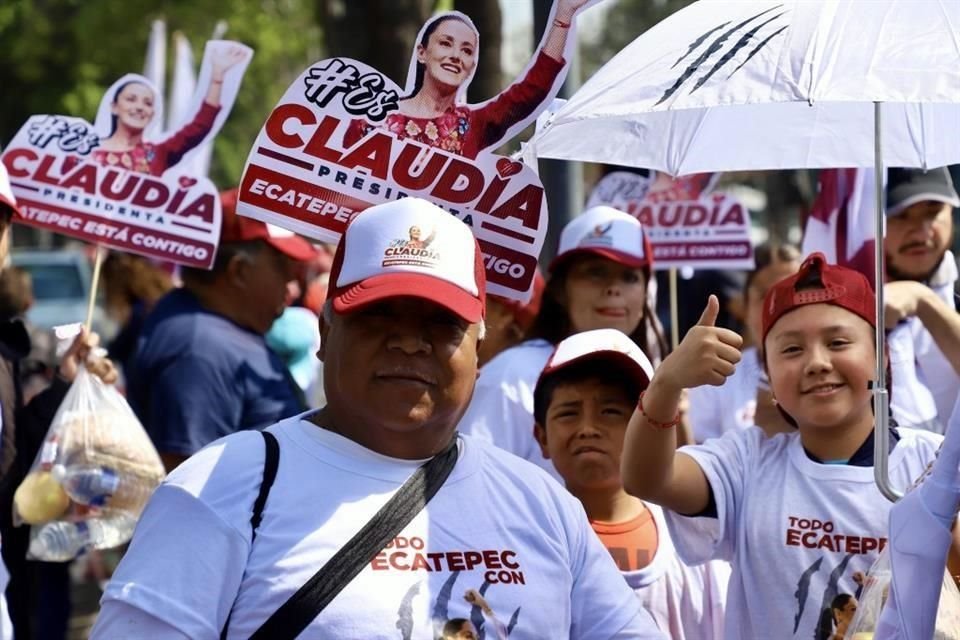 Llegada de simpatizantes de Morena al Centro Histórico de la Ciudad de México, para el arranque de campaña de Claudia Sheinbaum.